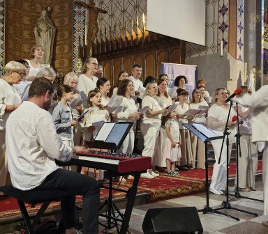 Koncert chóru gospel w kościele.